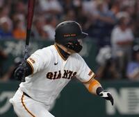 ５回、丸は左翼線に適時二塁打を放つ（撮影・佐々木彰尚）