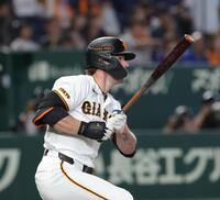 １回、キャベッジは中前打を放つ（撮影・佐々木彰尚）