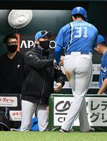 ２回、田宮の二ゴロで生還した三走・柴田とタッチを交わす新庄監督