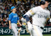 ３回、栗原（手前）に２ランを浴びた達