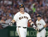 ６回、ダルベックは押し出し四球を選ぶ（撮影・佐々木彰尚）