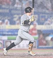 ７回、勝ち越しの左越え本塁ホームランを放つ寺地（撮影・開出牧）