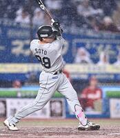 ８回、左越え２ランを放つソト（撮影・開出牧）