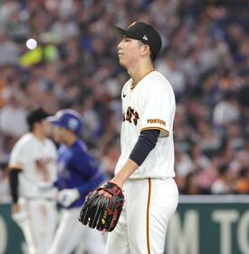 　４回、岡林（左）に３ランを浴びた戸郷（撮影・佐々木彰尚）