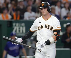 ６回、代打・ダルベックは空振り三振に倒れる（撮影・佐々木彰尚）