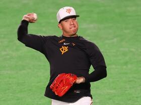 試合前練習でキャッチボールをするマタ