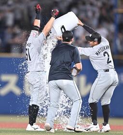 　９回、サヨナラ二塁打を放ち手荒い祝福を受ける山口（左）