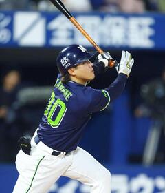 　１０回、勝ち越しの２点二塁打を放つ赤羽（撮影・石井剣太郎）