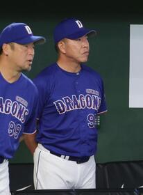 ９回、戦況を見つめる井上監督（撮影・佐々木彰尚）