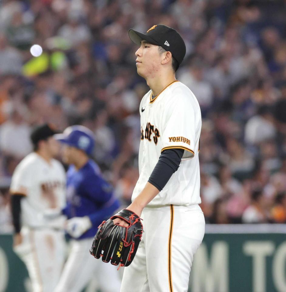 　４回、岡林（左）に３ランを浴びた戸郷（撮影・佐々木彰尚）