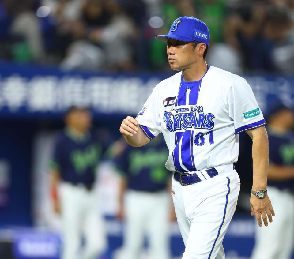 試合に敗れ、引き揚げる相川監督（撮影・石井剣太郎）