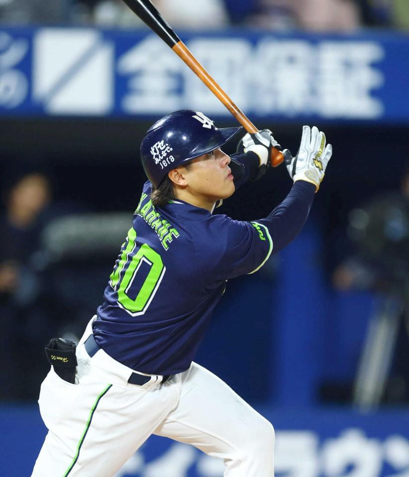 　１０回、勝ち越しの２点二塁打を放つ赤羽（撮影・石井剣太郎）