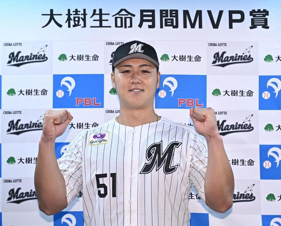 月間ＭＶＰ賞を受賞しガッツポーズを決める山口（撮影・開出牧）