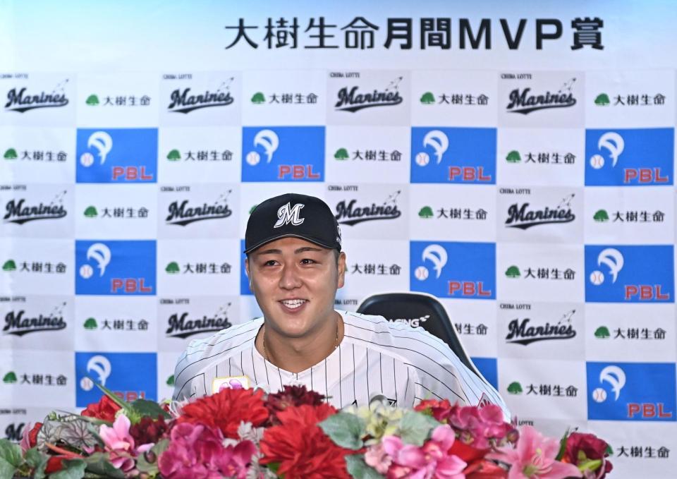 月間ＭＶＰ賞を受賞し笑顔で記者会見に臨む山口（撮影・開出牧）
