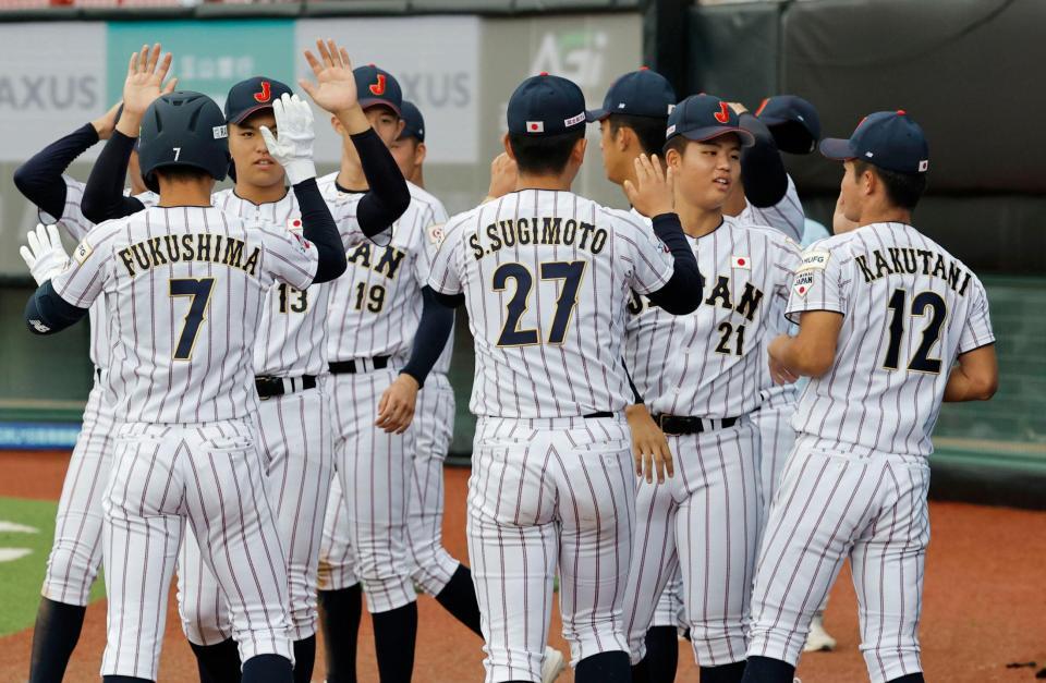 フィリピンに大勝し、タッチを交わす高校日本代表の選手たち＝台北（共同）