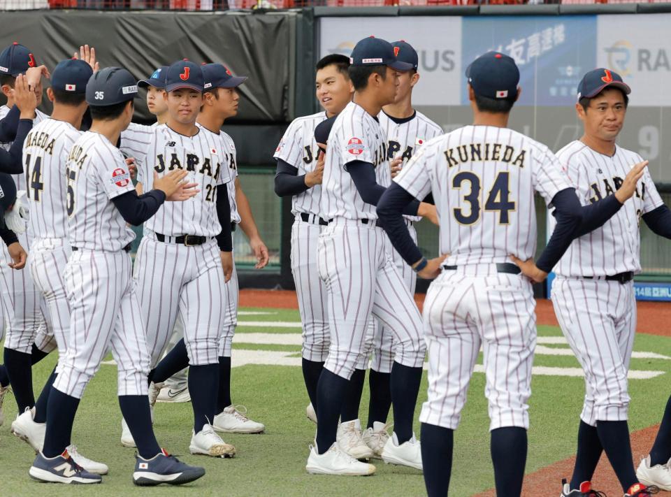 フィリピンに大勝し、タッチを交わす高校日本代表の選手たち＝台北（共同）