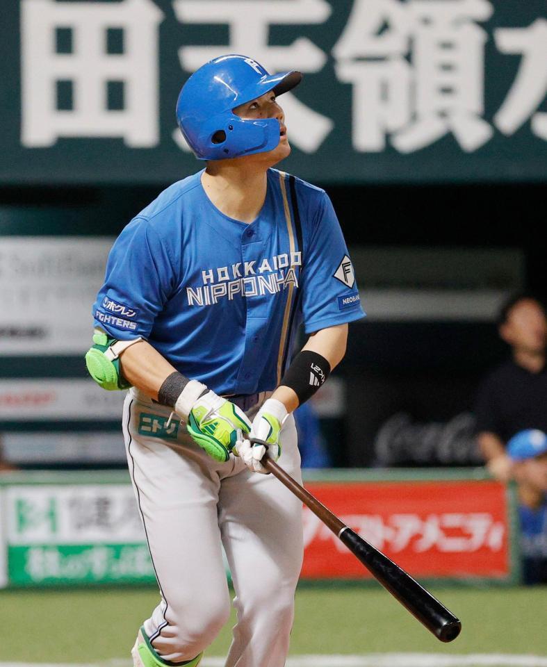 ３回、清宮幸が右中間に本塁打を放つ