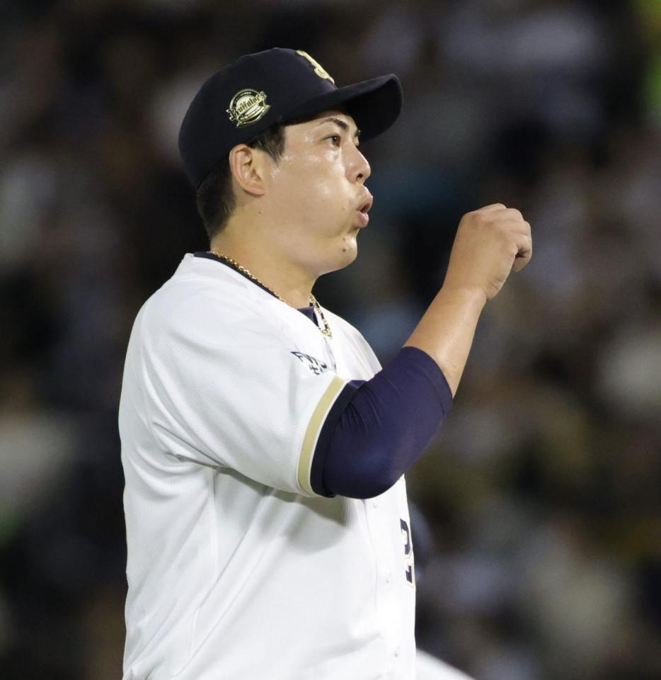 ４回、一挙に５点を奪われ、マウンドで苦しそうな表情を見せる九里（撮影・坂部計介）