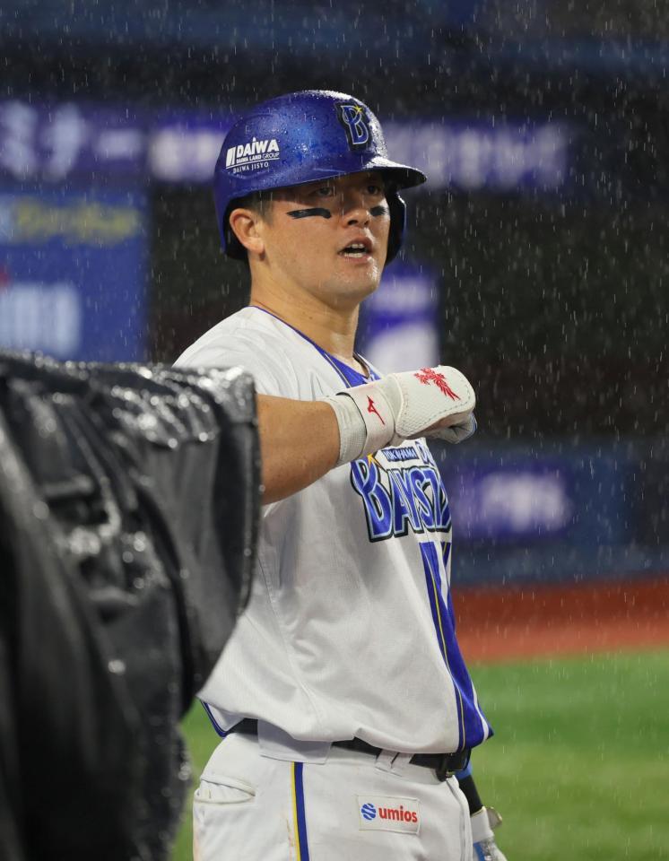 ６回、３ランを放ちポーズをとる牧（撮影・石井剣太郎）