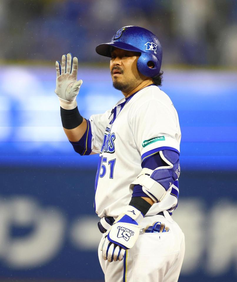 ６回、右前打を放った宮崎はベンチに向かってポーズをとる（撮影・石井剣太郎）