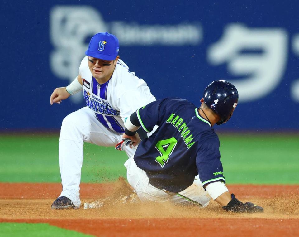 ３回、二盗に失敗する丸山（右）。左は牧（撮影・石井剣太郎）