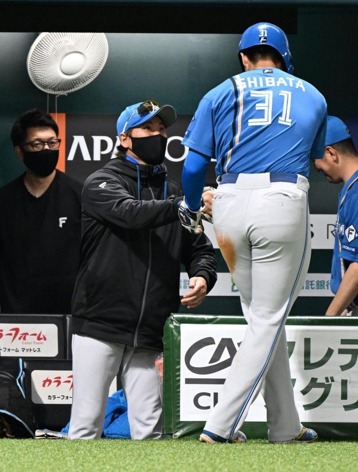 ２回、田宮の二ゴロで生還した三走・柴田とタッチを交わす新庄監督