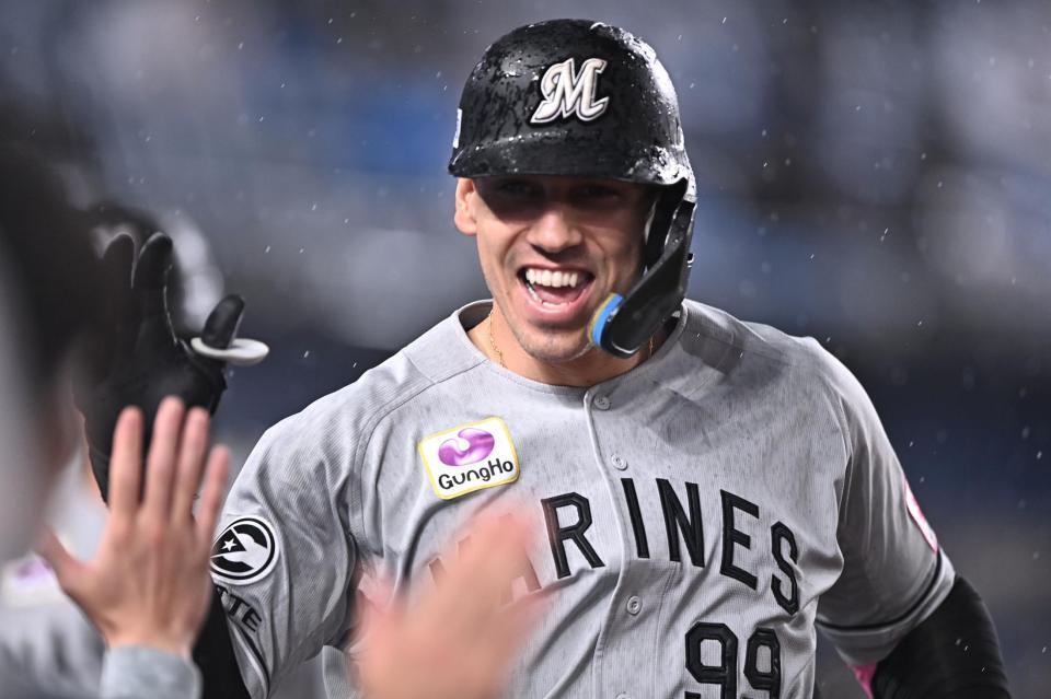 ８回、左越え２ランを放ちナインとタッチを交わすソト（撮影・開出牧）