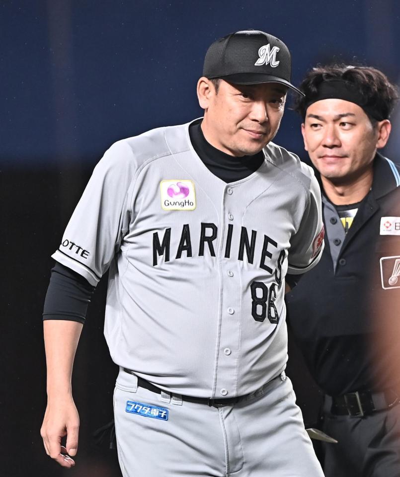 ７回、投手交代を告げたサブロー監督（撮影・開出牧）