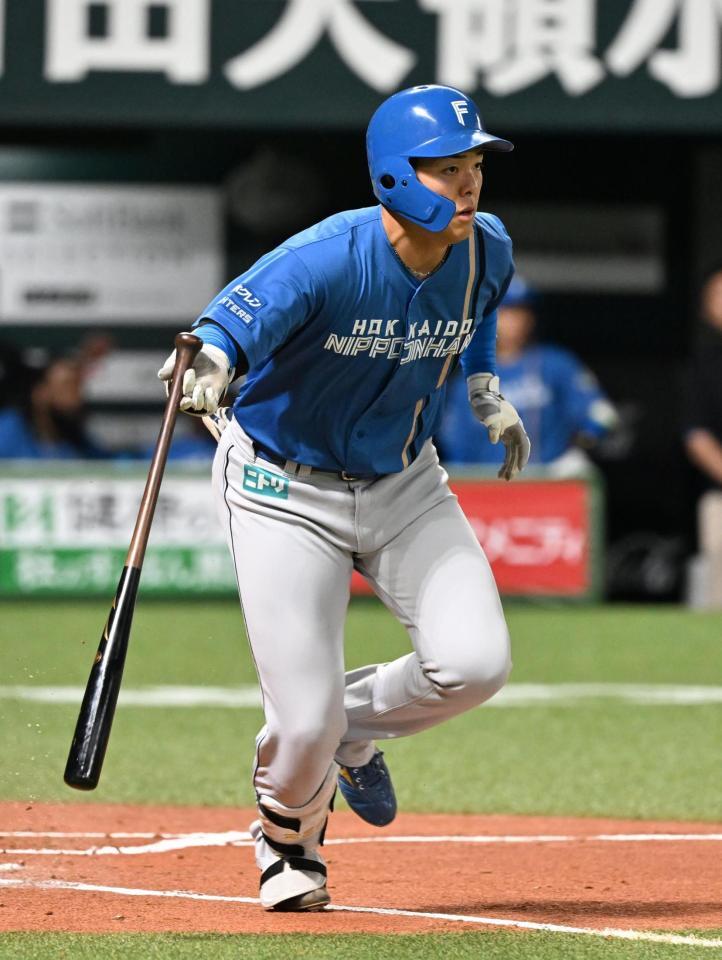 ２回、右前にプロ初安打を放つ柴田