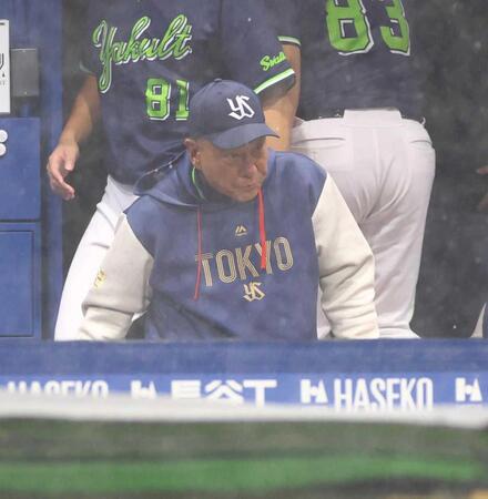 　試合に敗れ、引き揚げる池山監督