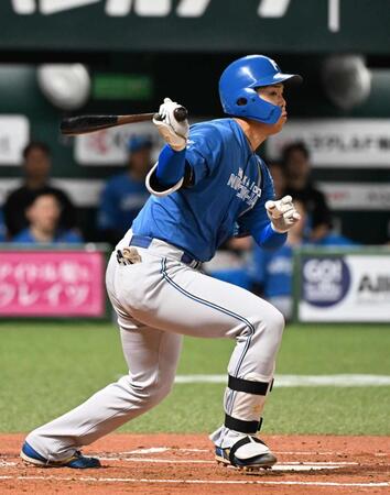 　２回、右前にプロ初安打を放つ柴田