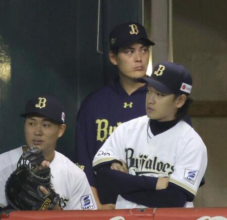 西武に大差で完封負け、ベンチで厳しい表情を見せる九里らオリックスナイン（撮影・坂部計介）