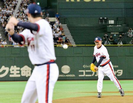 ファーストピッチセレモニーで打者・大谷翔平（左）に投げる張本勲氏＝２０１６年８月
