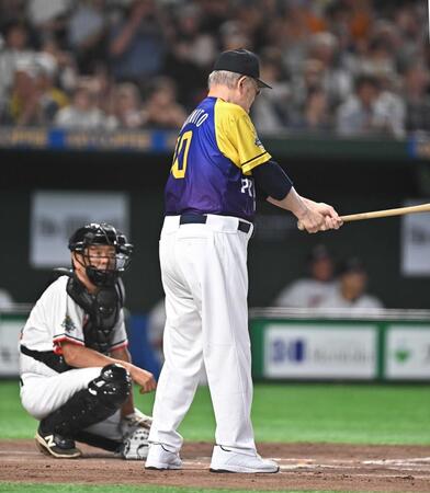 打席に立つも申告敬遠され笑みを浮かべる張本勲氏＝７月２７