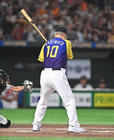 打席に立つザ・プレミアム・モルツ球団の張本勲氏＝７月２７日