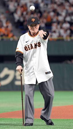巨人のユニホーム姿で投球する張本勲氏＝２０２４年５月２８日