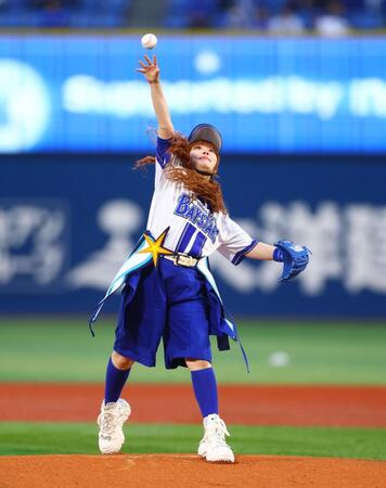 始球式に臨むきゃりーぱみゅぱみゅ（撮影・石井剣太郎）