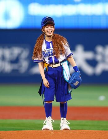 始球式に臨むきゃりーぱみゅぱみゅ（撮影・石井剣太郎）