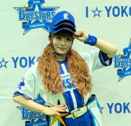 ３枚重ねた帽子をキュートにアピールするきゃりーぱみゅぱみゅ