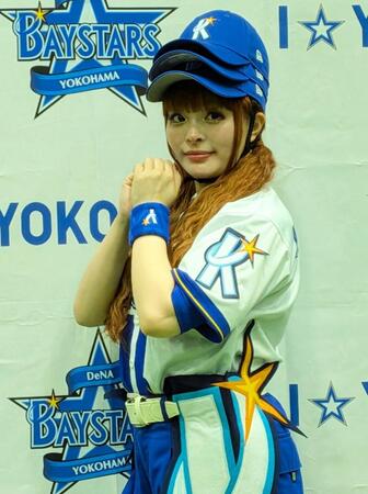 始球式後、取材に応じたきゃりーぱみゅぱみゅ