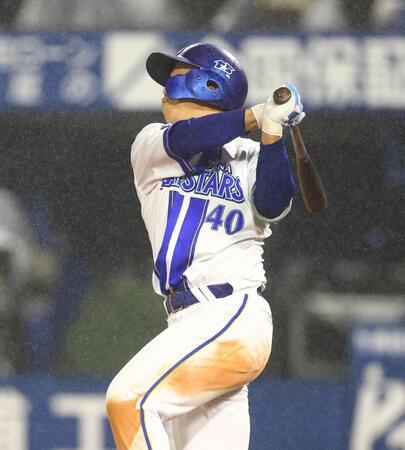 ３回、２ランを放つ井上（撮影・石井剣太郎）
