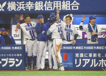 ３回、２ランを放ちナインに迎えられる井上（４０）＝撮影・石井剣太郎