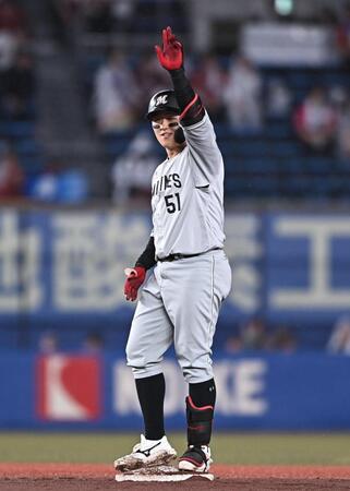 ２回、中越え２点適時二塁打を放ちポーズを決める山口（撮影・開出牧）