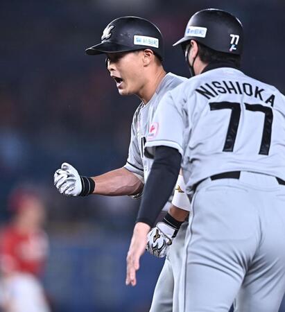 ２回、中前適時打を放ちコブシを握る山崎（撮影・開出牧）