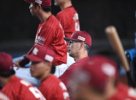 ベンチで戦況を見守る吉井監督（中央）＝撮影・開出牧