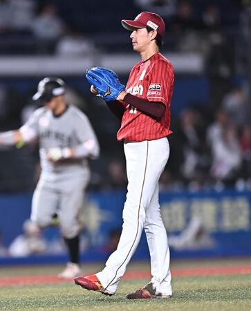 ７回、佐藤（後方）に右越え２ランを打たれた岸（撮影・開出牧）