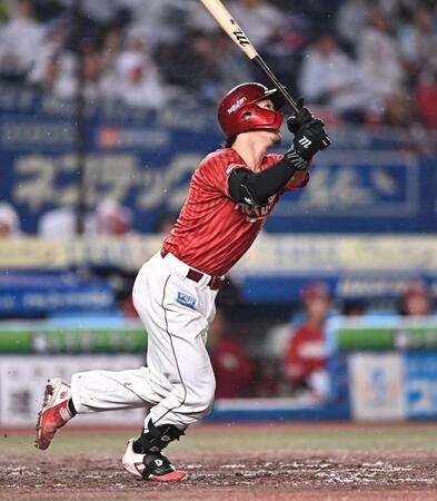 ４回、右越えソロを放つＹＧ安田（撮影・開出牧）