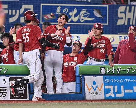 ４回、右越えソロを放ちナインとタッチを交わす楽天・ＹＧ安田（左手前）＝ＺＯＺＯマリンスタジアム（撮影・開出牧）