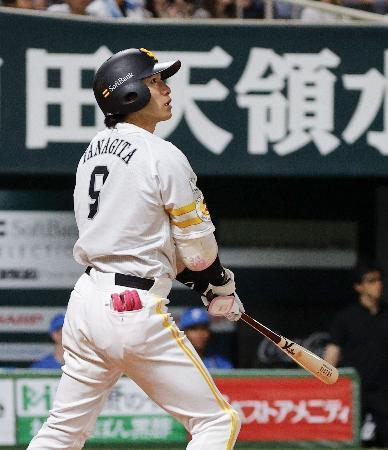 　４回ソフトバンク１死、柳田が右越えに２打席連続の本塁打を放つ＝みずほペイペイドーム