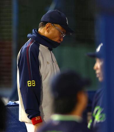 選手の交代を告げベンチに戻る池山監督（撮影・石井剣太郎）